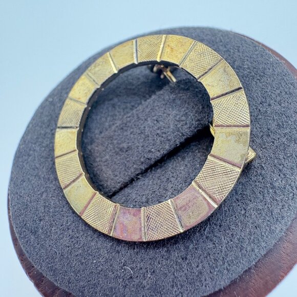 VTG Gold Tone Classic Textured Circle Pin Brooch Size 1" Diameter - Picture 4 of 7
